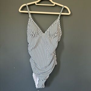 CUPSHE NWT Women’s One Piece Swimsuit Tummy Control V-Neck Bathing Suit Size Med